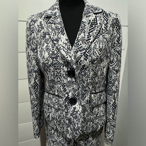 LIKE NEW LE SUIT WOMENS beautiful business 2 piece suite - Picture 2 of 8